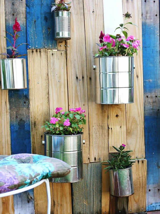 Jardim vertical com latas