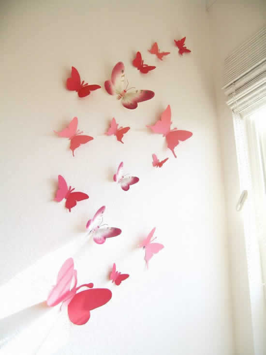 Enfeite com borboletas de papel na parede