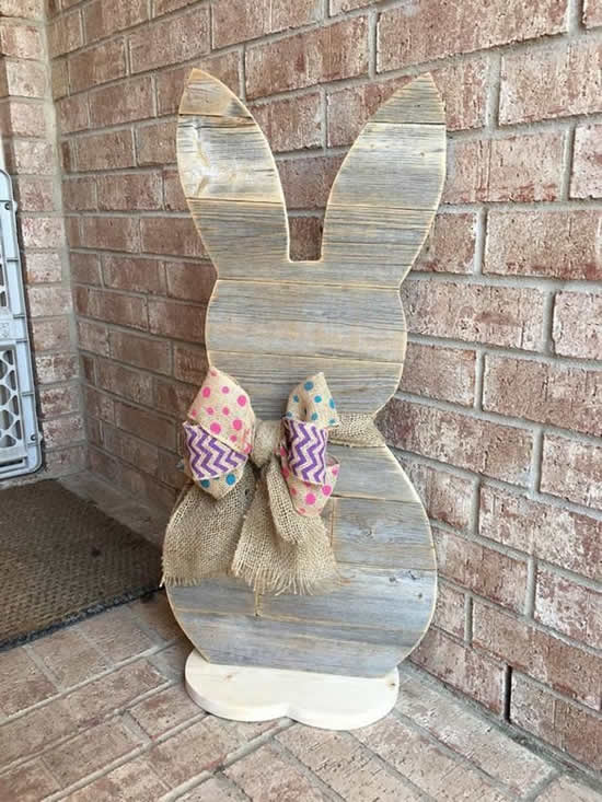 Coelhinho de madeira para decoração de Páscoa