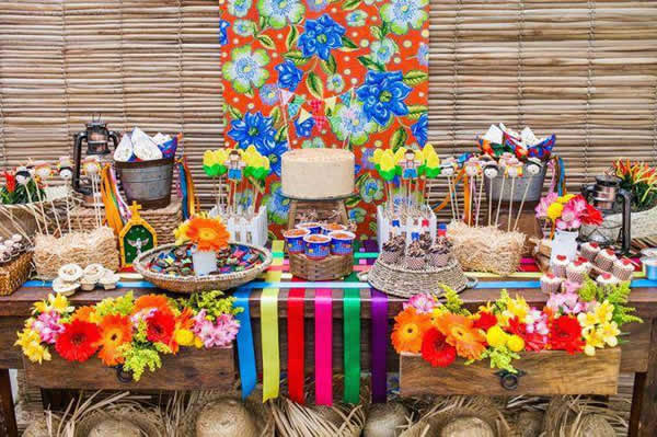 Mesa para Festa Junina decorada