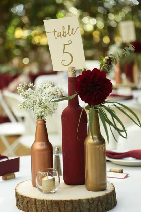 Centros de mesa com garrafas decoradas