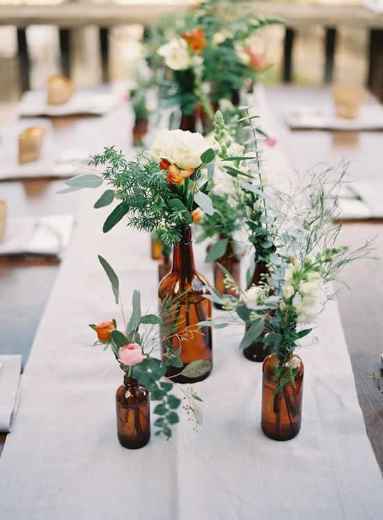 Decoração de mesa com garrafas de vidro
