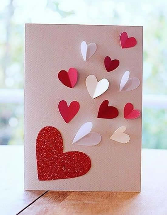 Cartão com corações de papel