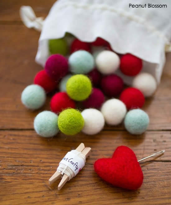Decoração para Natal com pequenas bolas de feltro