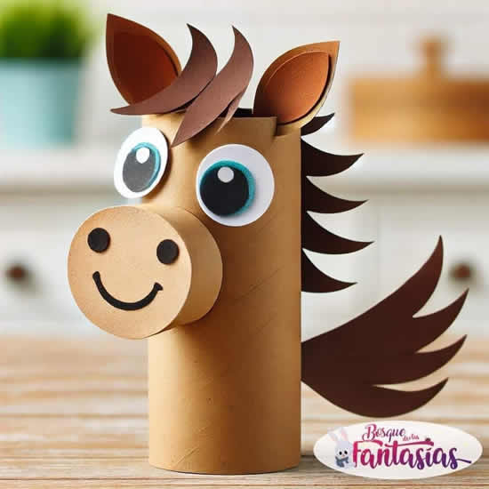 Cavalo com Rolo de Papel