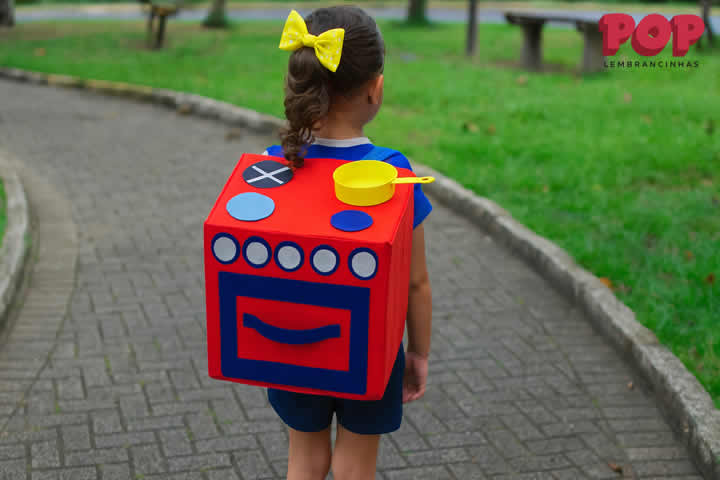 Mochila Maluca com Fogão de Caixa de Papelão