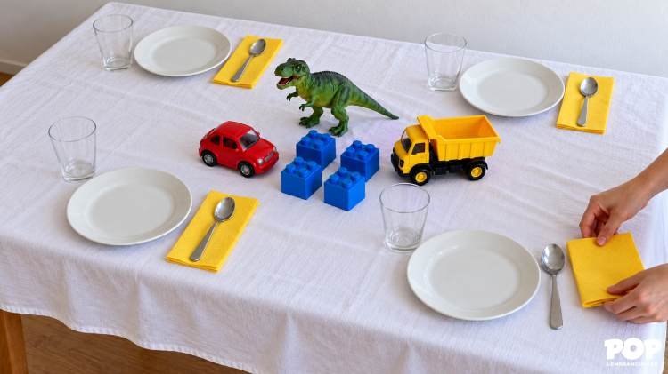 Enfeites de Dia das Crianças com decoração de brinquedos